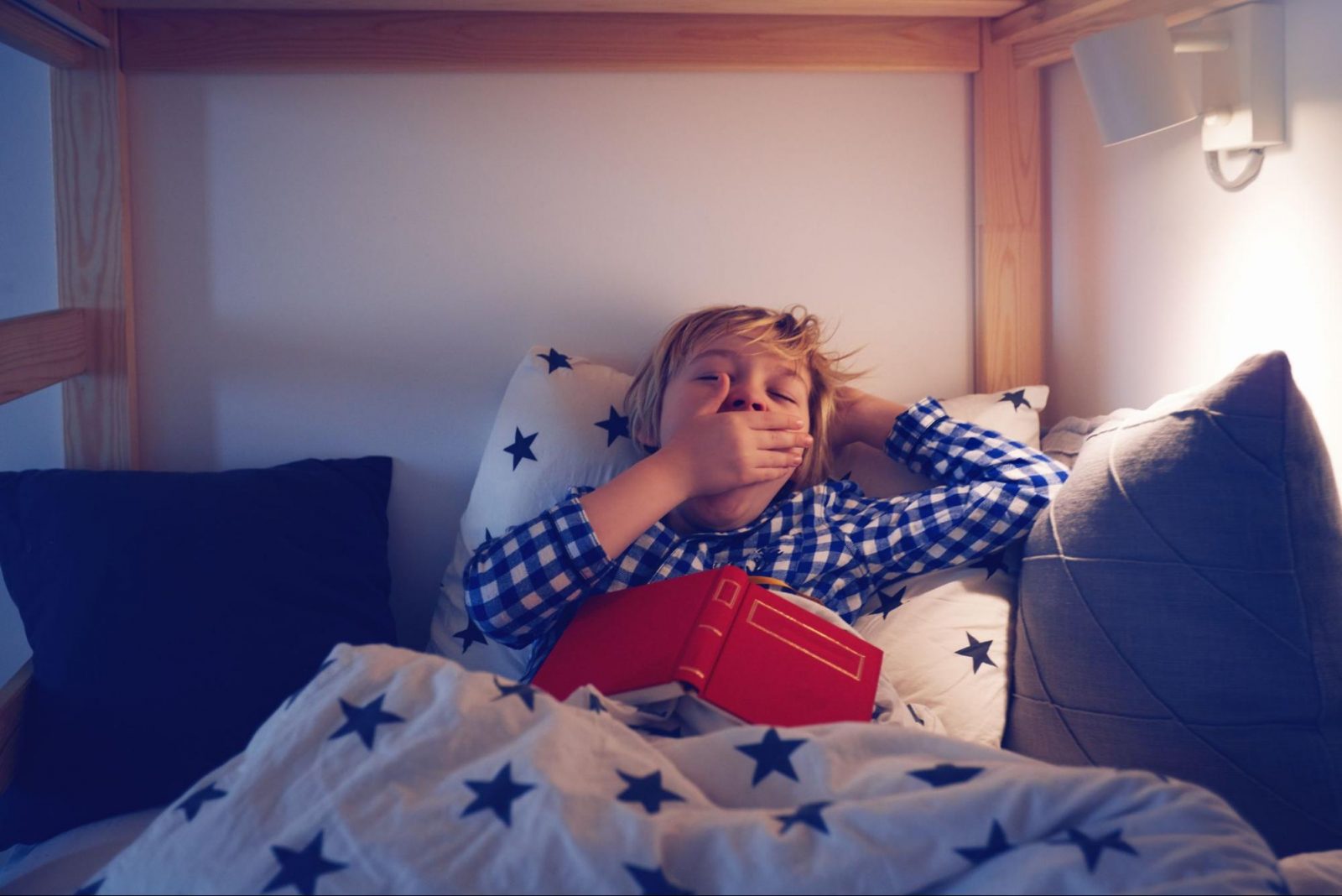 reading and listening to books before bed